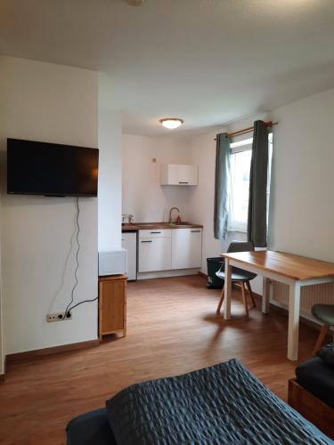 a living room with a table and a kitchen at Monteurwohnung - Handwerkerwohnung Jesse Bad König in Bad König