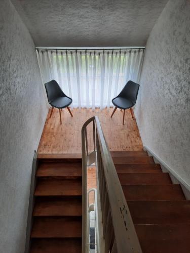 two chairs sitting on top of a staircase at Monteurwohnung - Handwerkerwohnung Jesse Bad König in Bad König