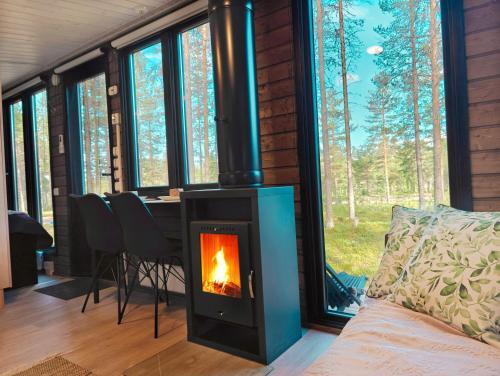 Gallery image of Lapland Riverside Cabin 7 PUOLUKKA, Ylläs, Tiny Home with Sauna, Fireplace, Terrace, BBQ, Wifi, Ski, Fishing, Pets OK in Äkäslompolo