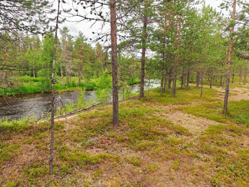 Gallery image of Lapland Riverside Cabin 7 PUOLUKKA, Ylläs, Tiny Home with Sauna, Fireplace, Terrace, BBQ, Wifi, Ski, Fishing, Pets OK in Äkäslompolo