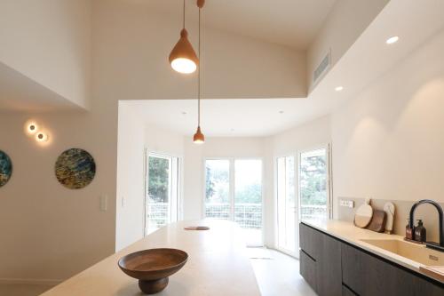 - une cuisine avec une grande île dotée d'un bol en bois dans l'établissement Villa Helric dans Cassis - Jardin - Parking, à Cassis