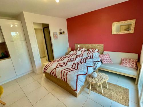 a bedroom with a bed and a couch at Studio à l'Ecurie in Narbonne