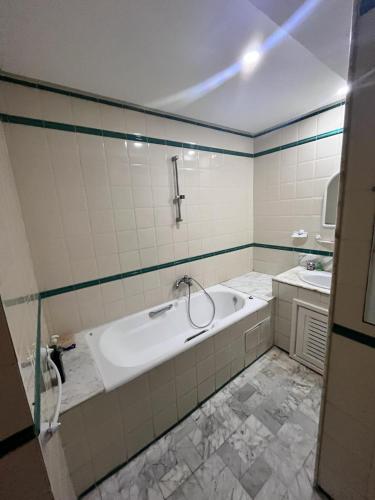 a bathroom with a bath tub and a sink at Appartement slim centre sousse in Sousse