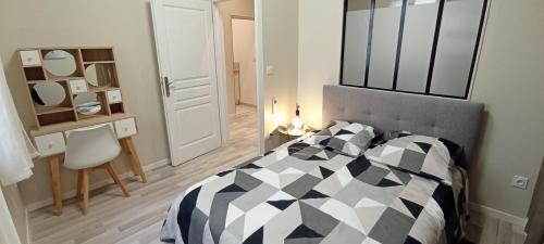 - une chambre avec un lit noir et blanc et une chaise dans l'établissement La jade wifi climatisation arènes, à Nîmes
