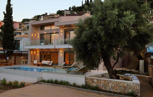La alberca dentro o cerca de avaton villa