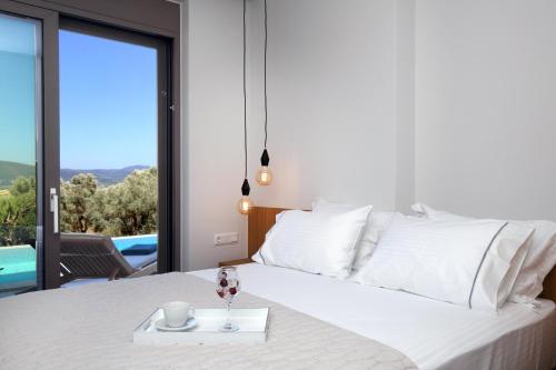 Una cama o camas en una habitación de avaton villa