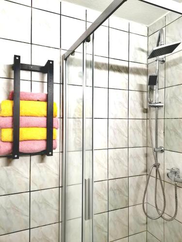 eine Dusche mit Handtüchern auf einem Ständer im Badezimmer in der Unterkunft VogelWarte - gemütlich, gut ausgestattet, zentrumsnah in Plauen