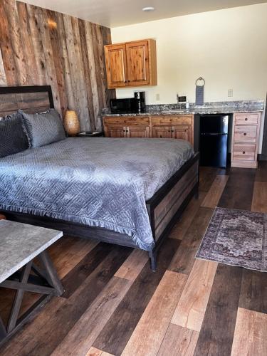 a bedroom with a bed and a kitchen at Rhodopa Lodge at Yellowstone in Gardiner