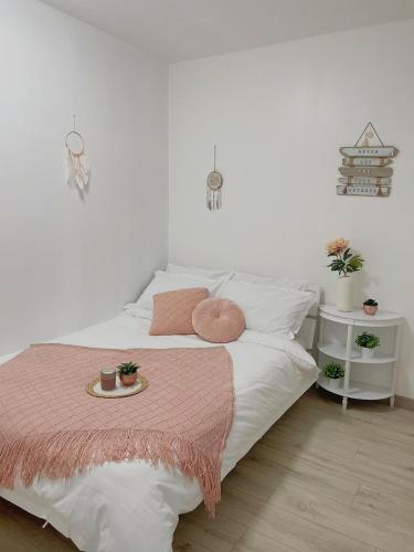 - une chambre blanche avec un lit et un plateau dans l'établissement Appartement 105m2 intramuros centre ville Avignon, à Avignon