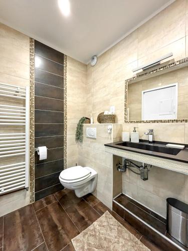 une salle de bain avec toilettes et lavabo dans l'établissement Appartement Paris Creteil Le Lac, à Créteil