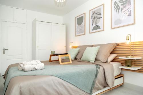 une chambre avec un lit avec une tête de lit en bois dans l'établissement Appartement Paris Creteil Le Lac, à Créteil