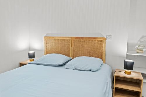 une chambre avec un grand lit avec deux oreillers dans l'établissement Spacieux T2 Vieux Port Opéra, à Marseille