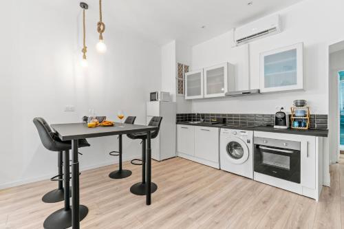 une cuisine avec une table et une machine à laver dans l'établissement Spacieux T2 Vieux Port Opéra, à Marseille