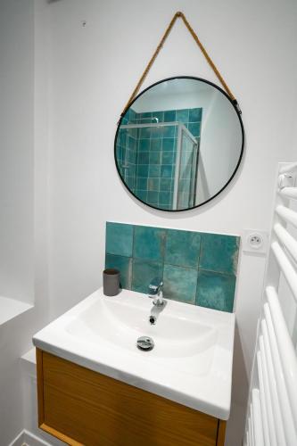 une salle de bain avec un lavabo et un miroir dans l'établissement Spacieux T2 Vieux Port Opéra, à Marseille