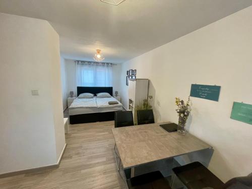 Postel nebo postele na pokoji v ubytování Wohnung für 4 Personen nahe Frankfurt WLAN Küche