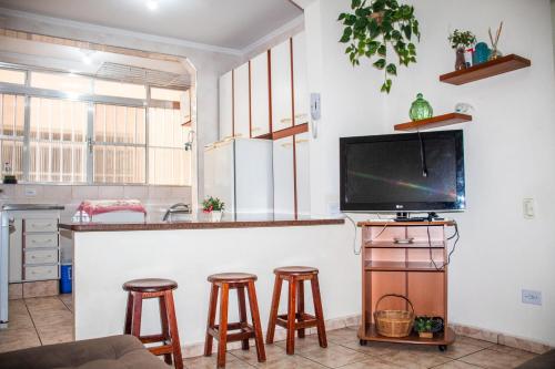 Η κουζίνα ή μικρή κουζίνα στο Apto Praia Grande (Guilhermina)