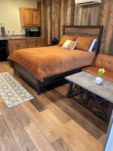 a bedroom with a bed and a couch and a table at Rhodopa Lodge at Yellowstone in Gardiner