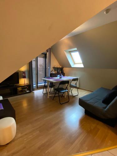 un salon avec une table et un canapé dans l'établissement résidence les voiles rouges, à Saint-Jouan-des-Guérets