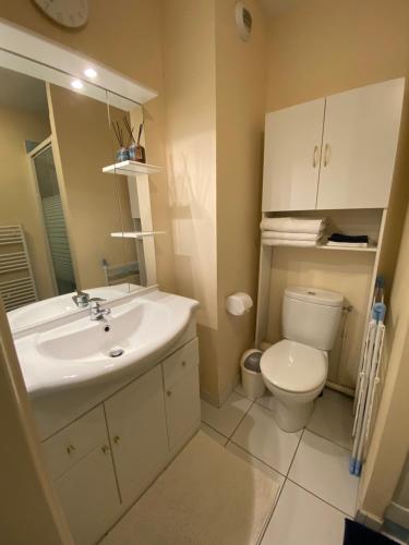 Ένα μπάνιο στο résidence les voiles rouges