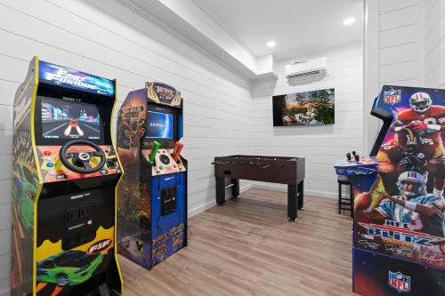 a room with two video game machines and a table at Jolene Lookout in Dandridge