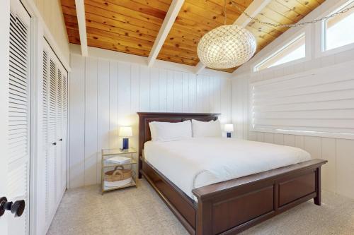 Giường trong phòng chung tại Little Pink Beach House