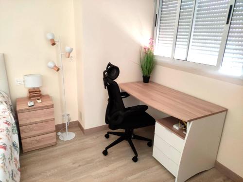 a desk and a chair in a room with a window at Apartamento acogedor en Valencia Centro perfecta ubicación in Valencia