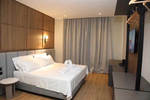 Postel nebo postele na pokoji v ubytování Kruja Luxury Suites