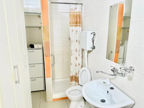 ein Badezimmer mit Toilette und Waschbecken in der Unterkunft Apartments Simovic in Tivat