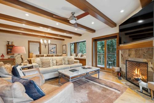un soggiorno con divano e camino di Lodge at Lionshead 360 a Vail