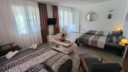 Una cama o camas en una habitación de Odisea House