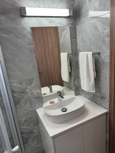 Ένα μπάνιο στο Beachside Light House Kato Paphos 82