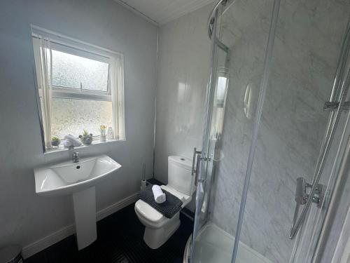 Et badeværelse på Woodman House- 7 Bedrooms - Sleeps 14