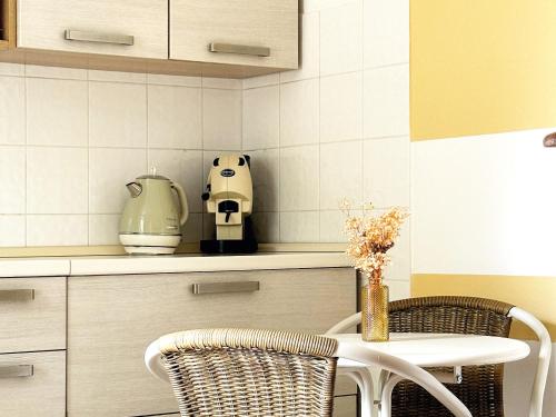 a kitchen with a table and chairs in a kitchen at A Casa Dei Nonni in Sansepolcro