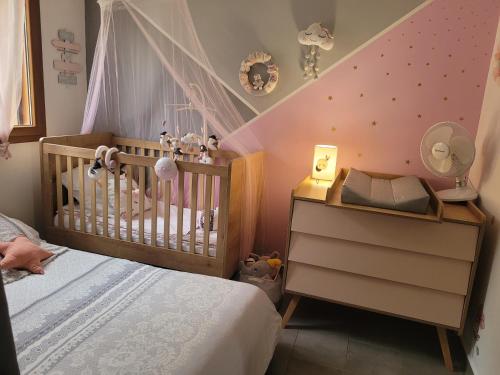 - une chambre bébé avec un lit bébé dans l'établissement Le Chalet de Julia, à Vignale