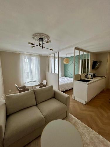 - un salon avec un canapé et une chambre dans l'établissement Superbe studio centre ville, à La Rochelle