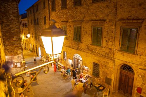 widok z góry na ulicę nocą z latarnią uliczną w obiekcie Casa Raffaella 1 Tuscan charm in medieval Suvereto w mieście Suvereto