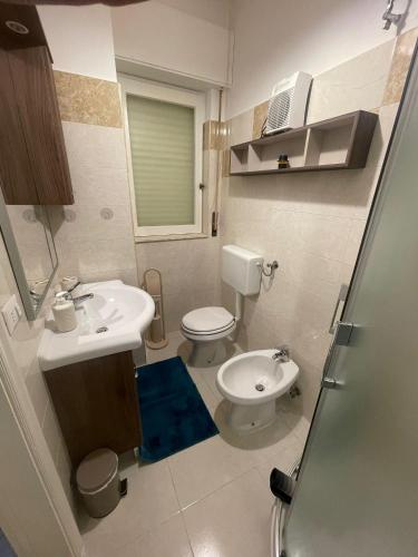 a small bathroom with a sink and a toilet at Le Tre Querce in Bisceglie