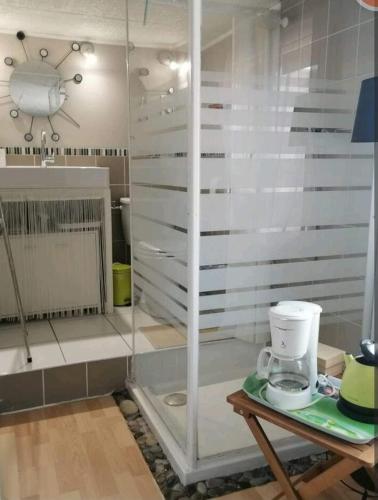 une cloison vitrée dans une cuisine avec une cafetière dans l'établissement chambre atypique entre mer et collines, à Belgentier