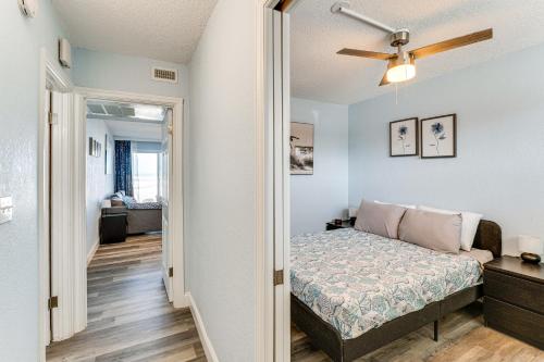 Katil atau katil-katil dalam bilik di Cozy Daytona Beach Condo - Steps to Ocean!