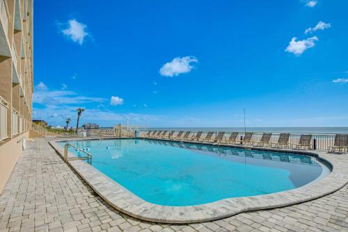 Πισίνα στο ή κοντά στο Cozy Daytona Beach Condo - Steps to Ocean!