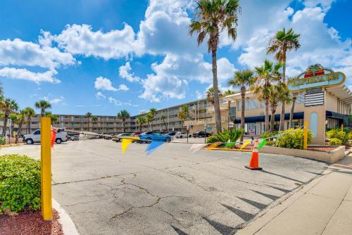 Φωτογραφία από το άλμπουμ του Cozy Daytona Beach Condo - Steps to Ocean! σε Ακτή Ντεϊτόνα