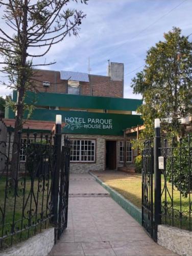 a building with a gate in front of a building at Hotel Parque in Villa Mercedes