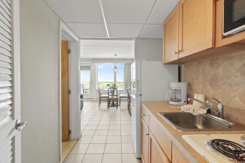 Waikiki Oceanfront Innにあるキッチンまたは簡易キッチン
