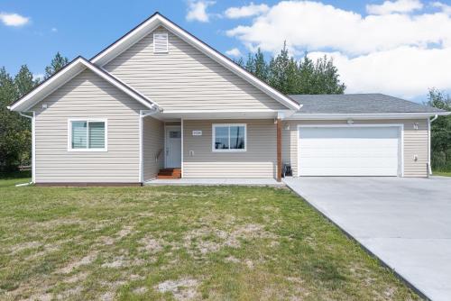 a house with a driveway and a garage at Birch Hill Homestay in Fairbanks