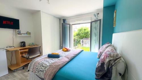 - une chambre avec un lit, un bureau et une fenêtre dans l'établissement Business Room 10 minutes de Paris et Orly aéroport, à Antony