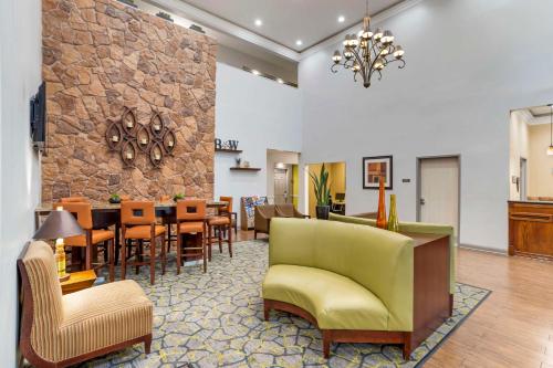 Best Western PLUS Hobby Airport Inn and Suites Image