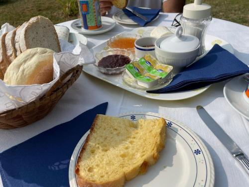 ein Tisch mit einem Teller Brot und einem Korb Brot in der Unterkunft Casa Campo Das Bizarras in Castro Daire