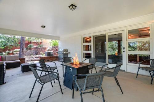 Χώρος καθιστικού στο Canopy Springs Game Room & Covered Outdoor Oasis