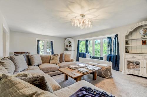 Χώρος καθιστικού στο Canopy Springs Game Room & Covered Outdoor Oasis