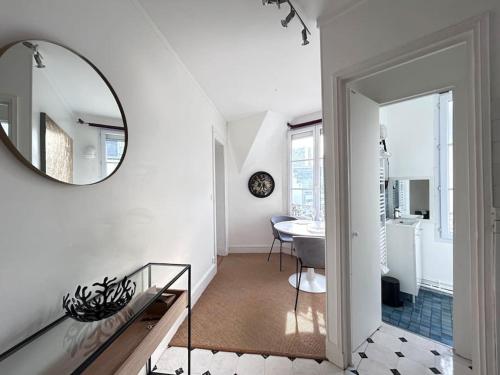une salle de bain avec un miroir et un lavabo dans l'établissement Elegant Eiffel tower view flat, à Paris